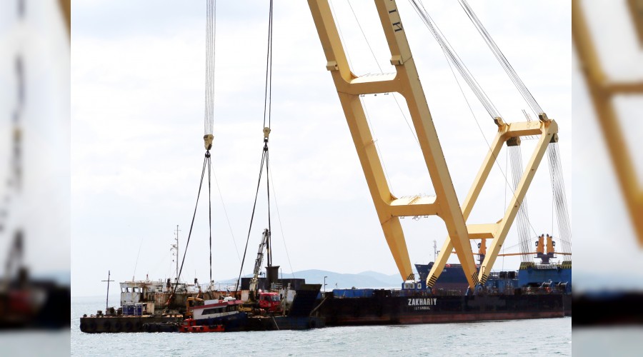 Batık gemi 2 yıl sonra sudan çıkarıldı