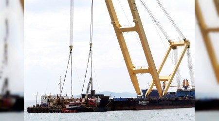 Batık gemi 2 yıl sonra sudan çıkarıldı