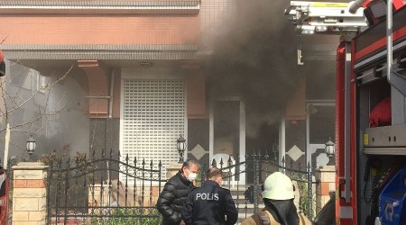 Bayrampaşa'da hediyelik eşya deposu yandı