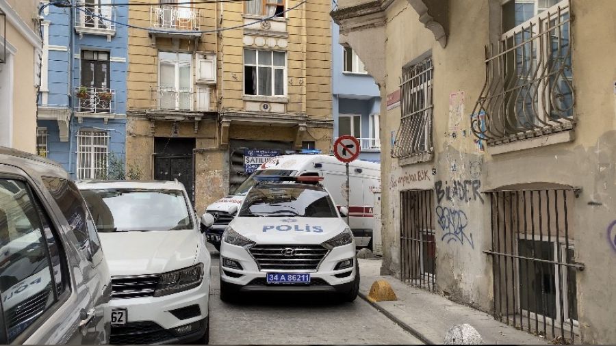 Beyoğlu'nda kötü koku yayılan evden ceset çıktı