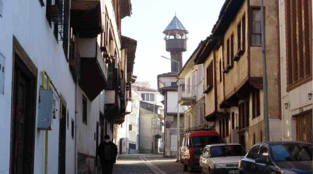 Bir asrlk cami ahap minaresi ile dikkat ekiyor