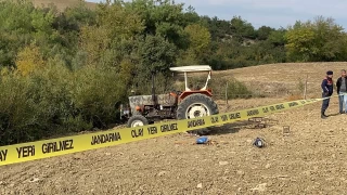 Buday ekerken traktrn altnda kalarak can verdi