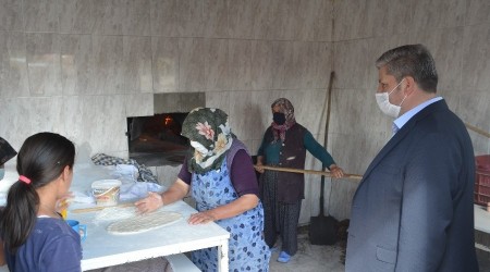 Bünyanlı kadınlar ekmeklerini mahalle fırınında pişiriyor