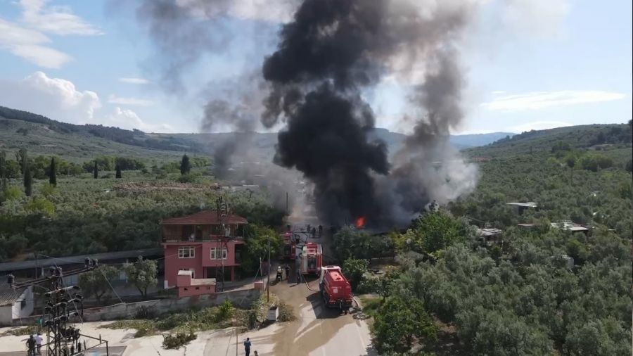 Bursa'da boya fabrikası alev alev yandı