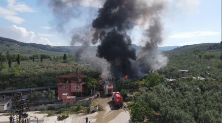 Bursa'da boya fabrikası alev alev yandı