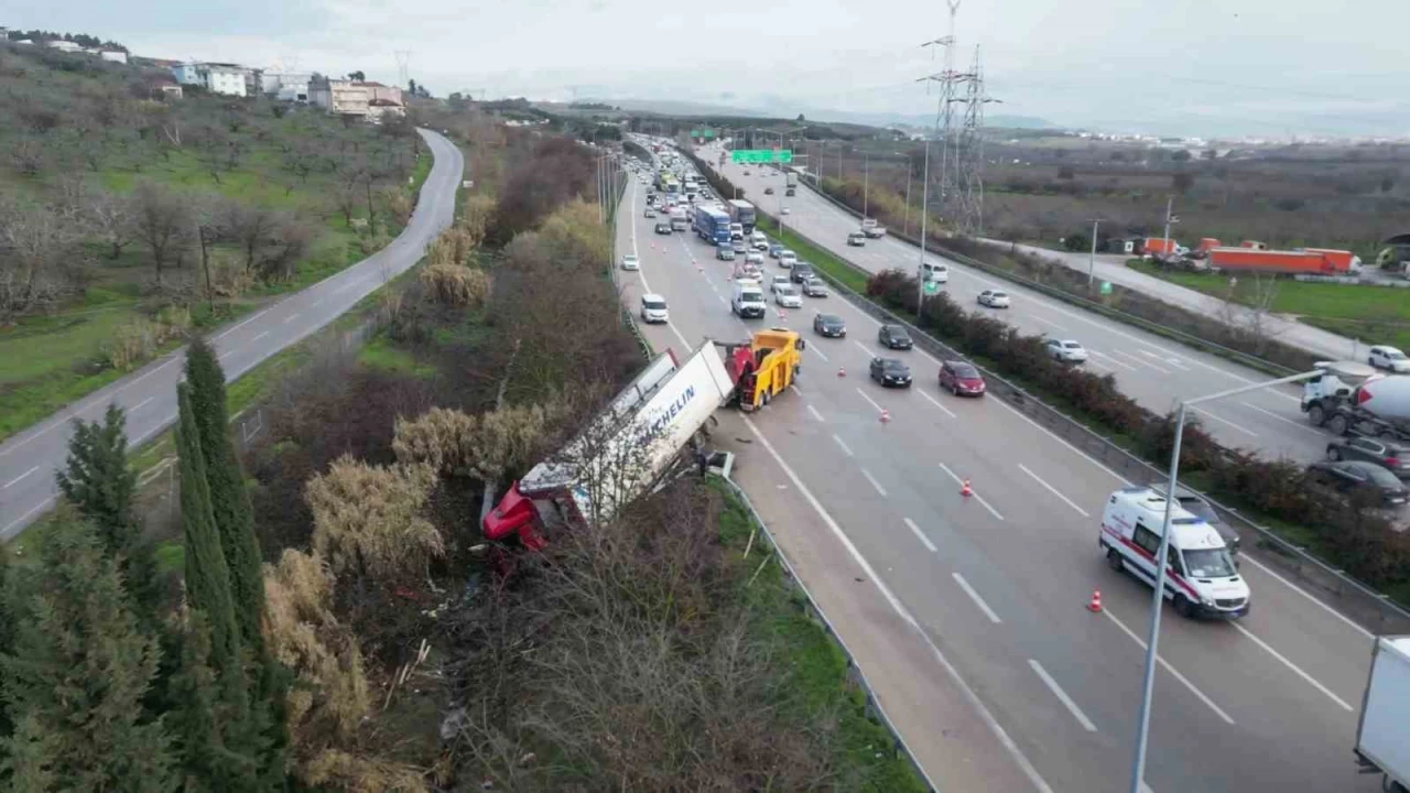 Bursa'da tır refüje uçtu, otoban kitlendi