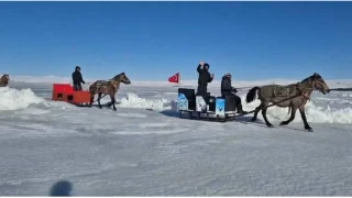 Çıldır Gölü tamamen dondu
