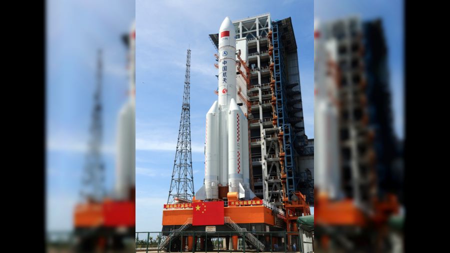 Çin uzaya ilk sivil astronotu gönderdi