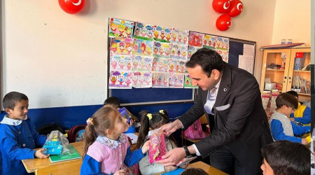 Çocuklar okulu sevsin diye oyuncak dağıtıyor