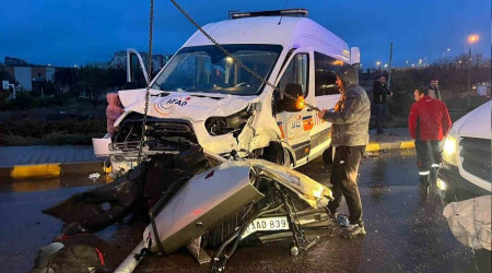 Deprem bölgesine giden AFAD aracı kaza yaptı