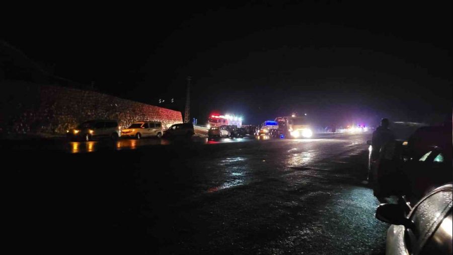 Diyarbakır'da polis aracı kaza yaptı: 17 polis yaralandı