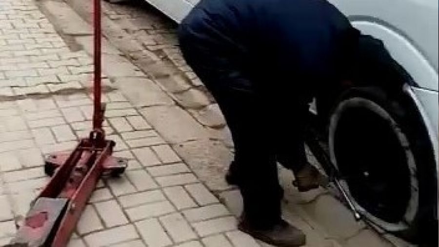 Durduk yere minibüsün lastiğini kesti