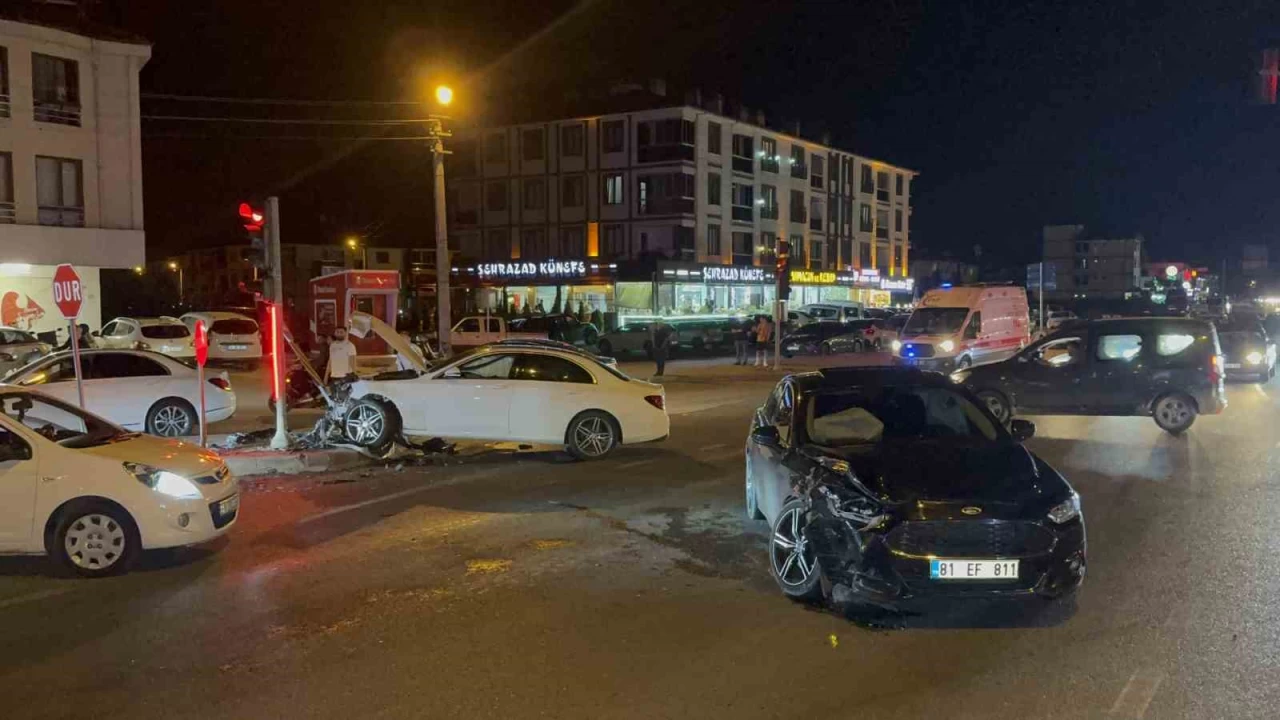 Dzce'de kl kavakta 2 ara arpt: 4 yaral