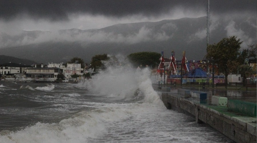Edremit Körfezi'nde çatılar uçtu