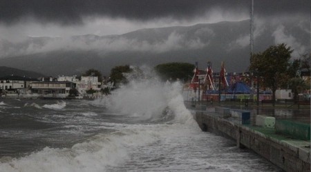 Edremit Körfezi'nde çatılar uçtu