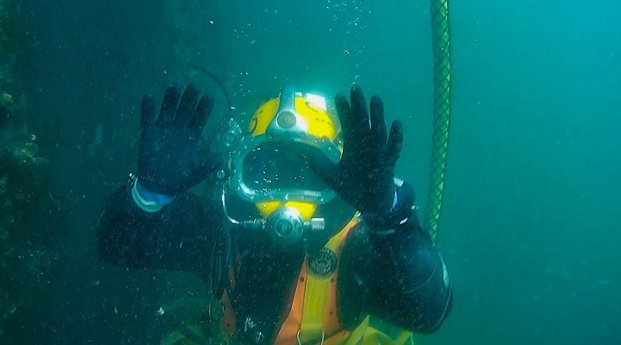 Ekmeklerini suyun altından çıkartıyorlar