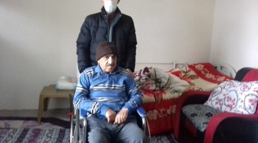 Engellilere tekerlekli sandalye desteği