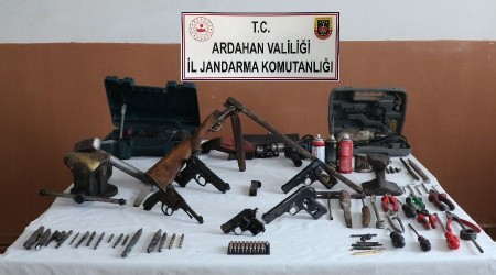 Evini silah atölyesine çevirmiş