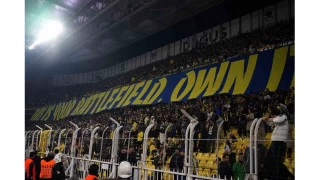 Fenerbahçe taraftarından, oyunculara Galatasaray maçını hatırlatan pankart