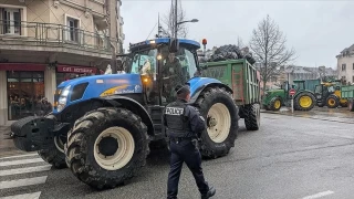 Fransa'da iftiler traktrleriyle Bordeaux Liman'na eriimi engelledi