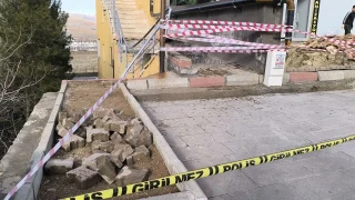 Gercüş'te 12 katlı binanın merdiveni çöktü