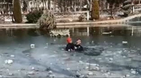 Gölete düşen depremzede çocuğu polis kurtardı