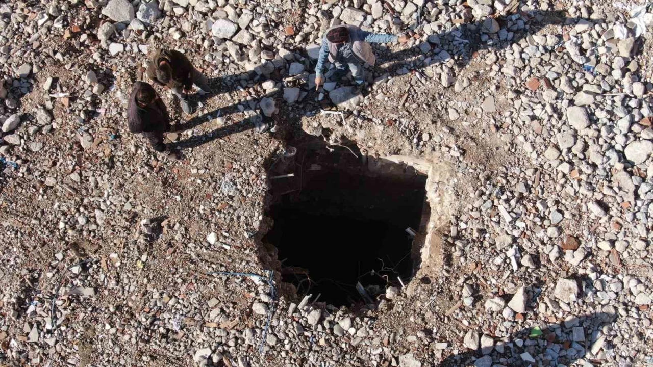 Hatay'da enkazı kaldırılan binanın yerinde 10 metrelik obruk oluştu