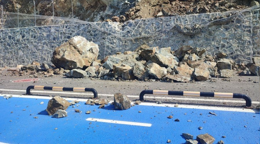 Hatay'da heyelan, yolu trafiğe kapattı