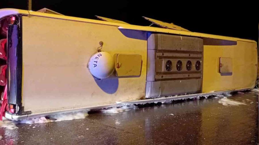 Hatay'da yolcu otobüsü devrildi: 3 ağır 40 yaralı