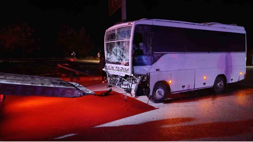 Isparta'da tarım işçilerini taşıyan midibüs ile tır çarpıştı: 17 yaralı