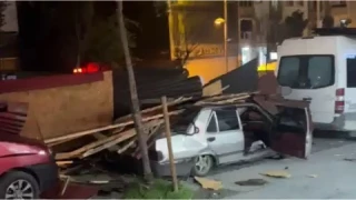 İstanbul'da fırtınada bazı binaların çatıları uçtu