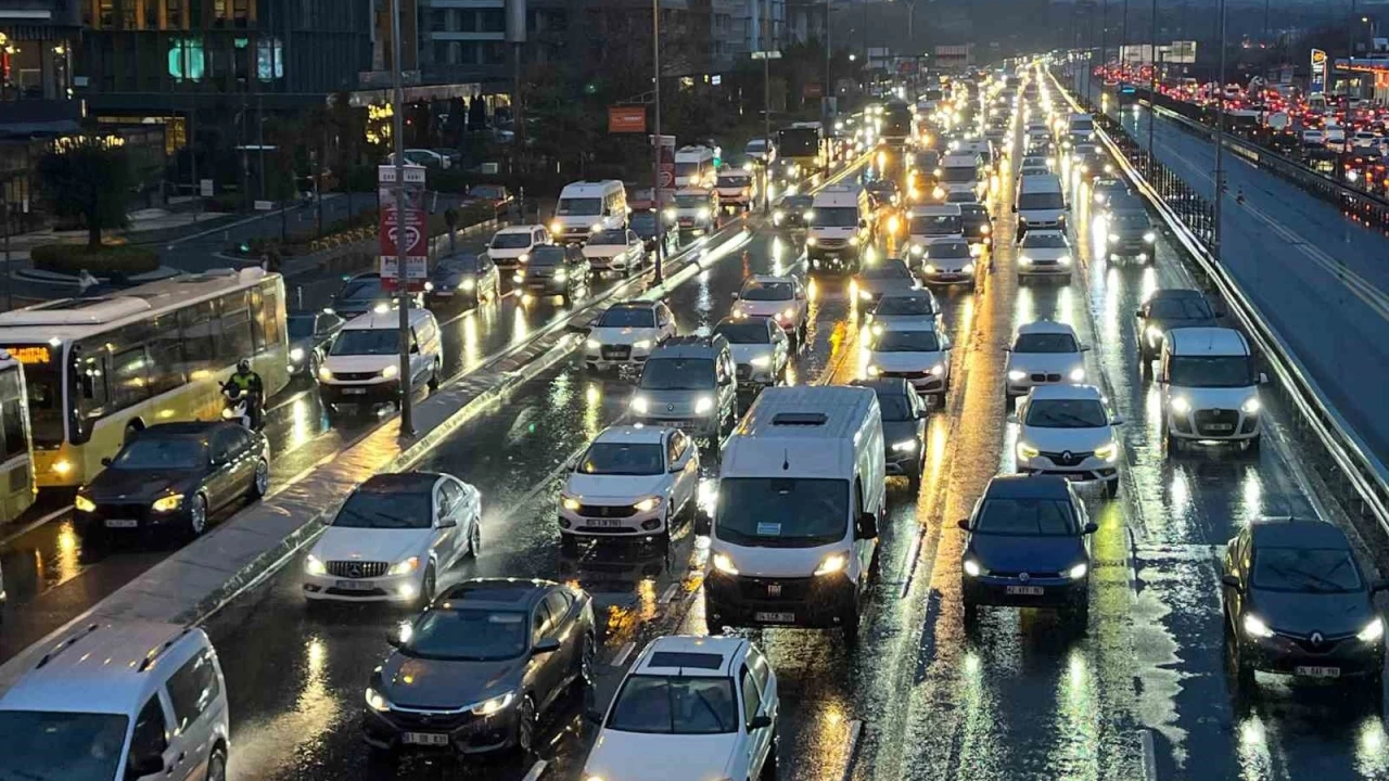 stanbul'da trafik younluu yzde 90'a ulat