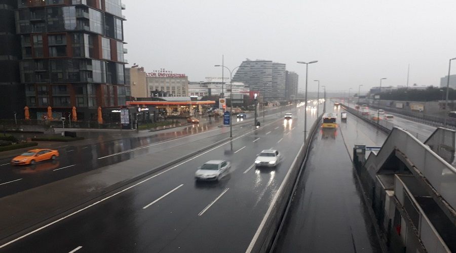 stanbul'da yamur etkili oluyor