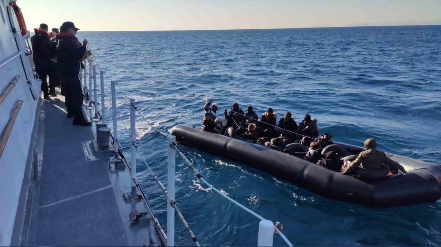 İzmir açıklarında 20 düzensiz göçmen yakalandı