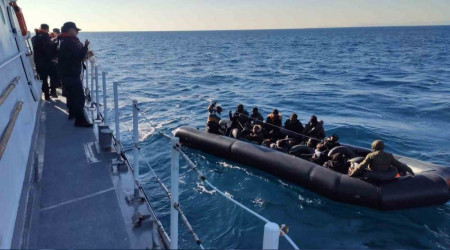 İzmir açıklarında 20 düzensiz göçmen yakalandı