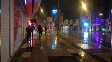 İzmir'de sağanak yağış etkili oldu
