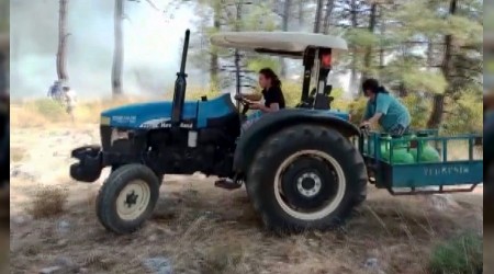 Kadınlar yangına traktör ile su taşıdı