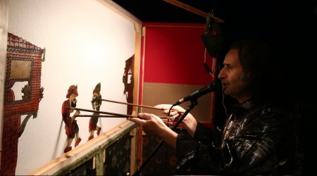 Karagöz’ü evinin balkonunda sahneliyor