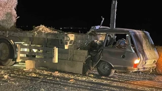 Karaman'da otomobil tıra ok gibi saplandı: Karı-koca hayatını kaybetti