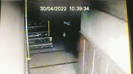 Kitap hırsızları kameralara yakalandı