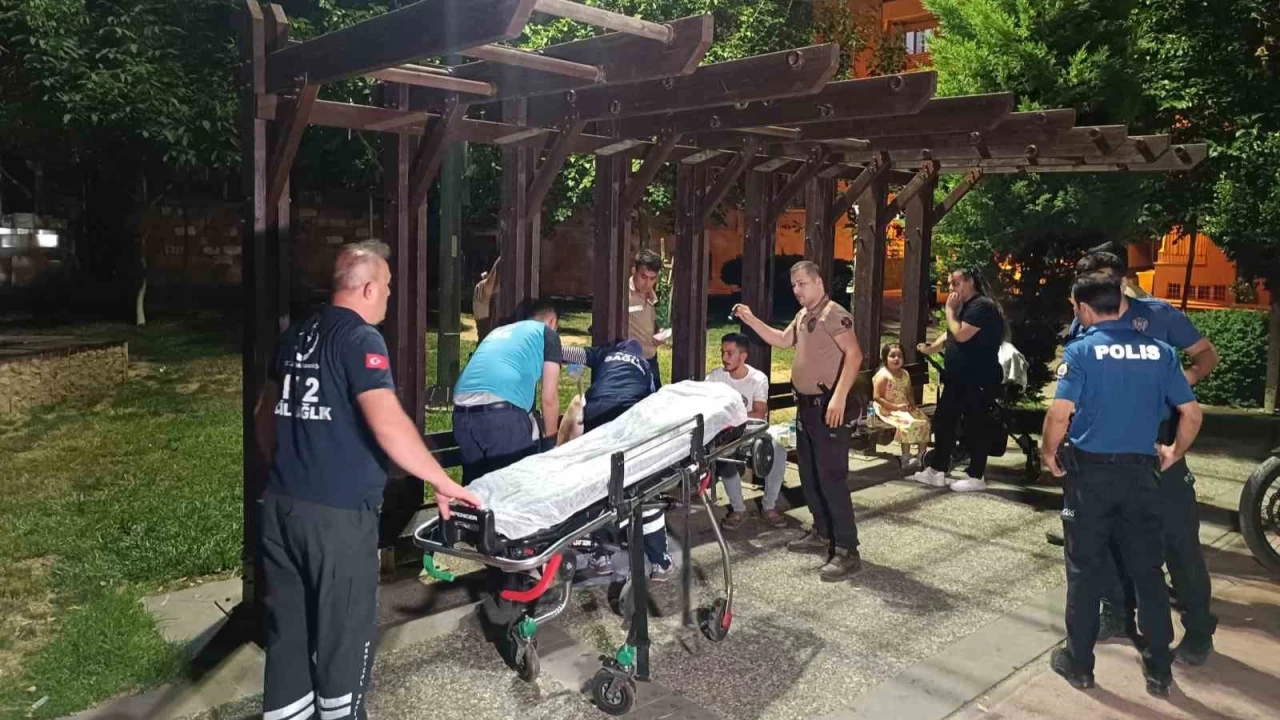 Kızların kavgasını ayırmak isterken yaralandı