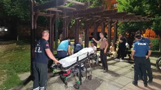 Kızların kavgasını ayırmak isterken yaralandı