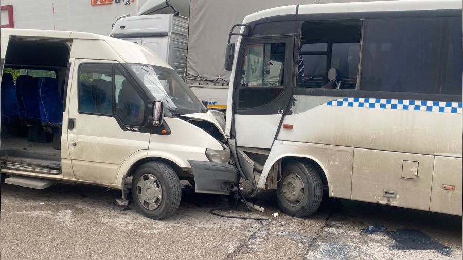 Kocaeli'de iki işçi servisi kafa kafaya çarpıştı