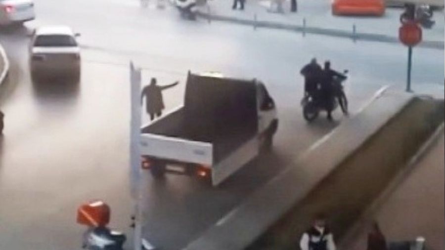 Kuşadası'nda kırmızı ışıkta kavga: 1'i ağır 3 yaralı