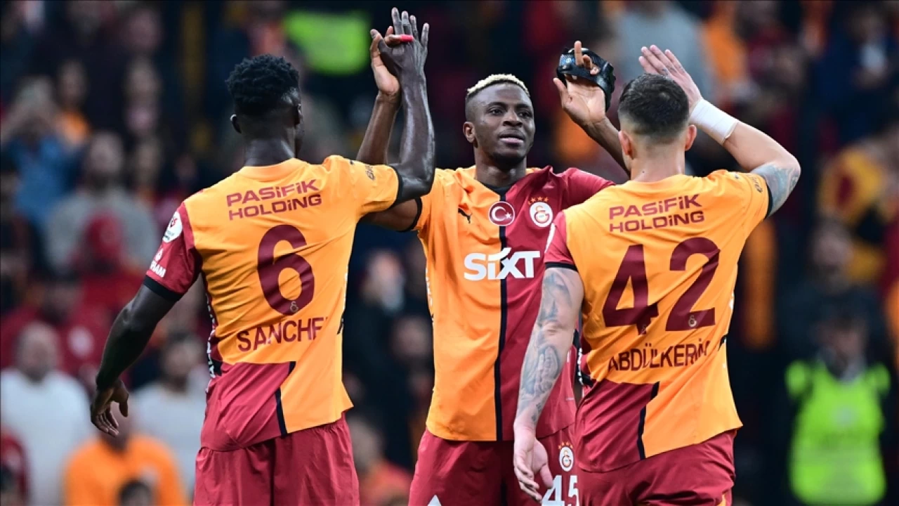 Ligde yenilgiyi unutan lider Galatasaray, Antalyaspor'u farkl geti