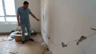 Manisa'da apartmandaki çatlaklar korkuttu