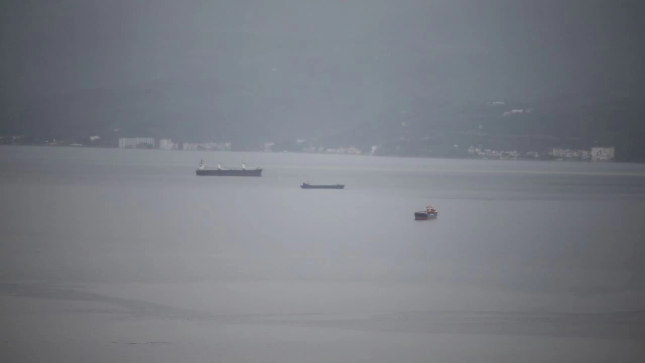 Marmara Denizi'nde batan kargo gemisinin mürettebatı için kurtarma çalışması başladı
