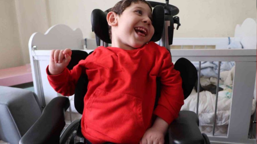 Ortopedi sandalyelerine kavuşan engelli çocukların büyük sevinci