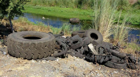 Osmaniye'de lastikler dere yatağından temizlendi