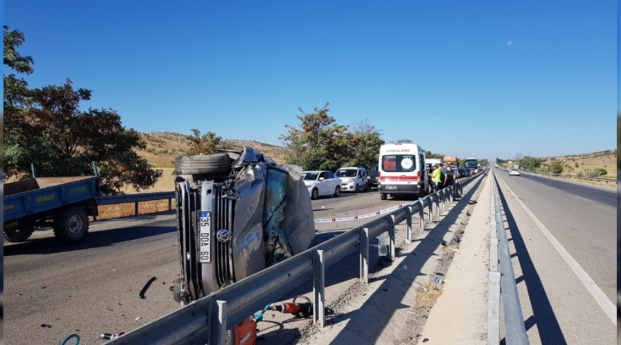 Otomobil traktöre çarptı: 1 ölü, 1 yaralı